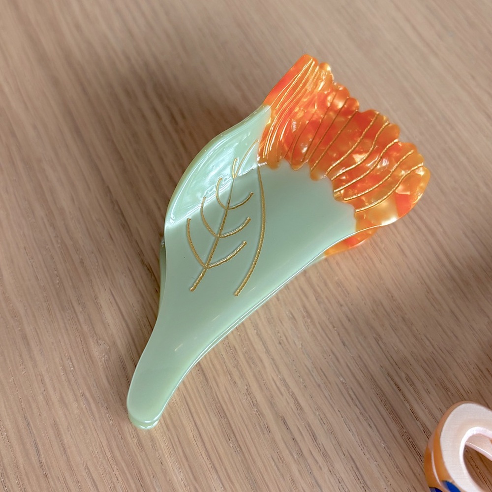 FREE GWP $50+ Cute Hair Claw Clips - Picture 3 of 8